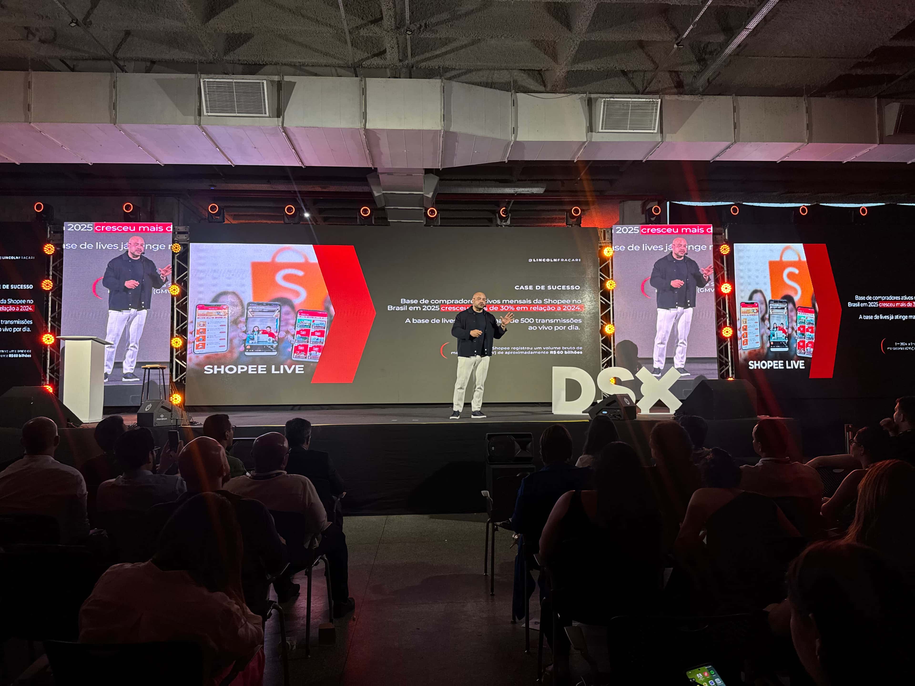Apresentação de case no palco do DSX 2026, com o letreiro DSX ao lado