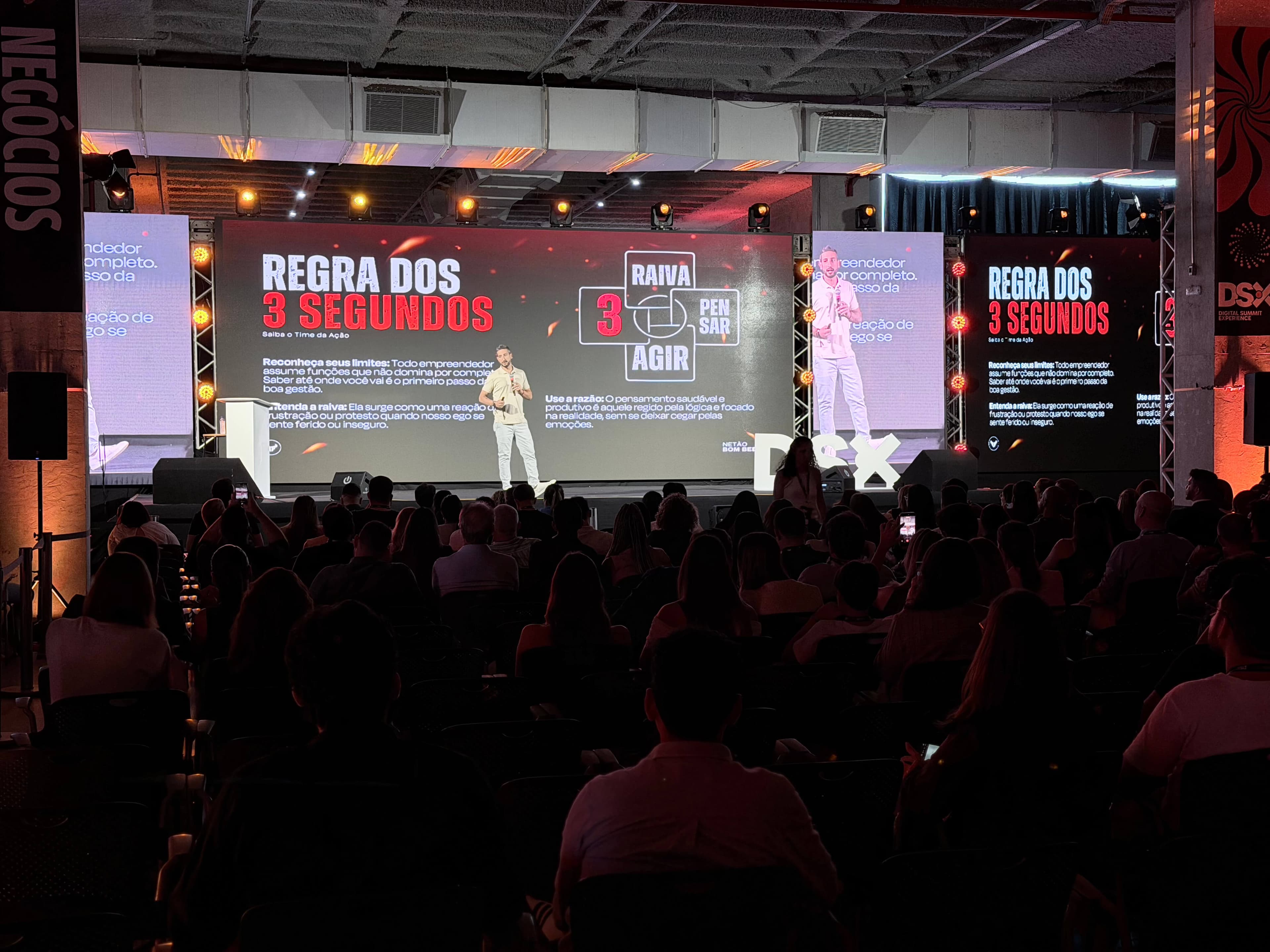 Palestra no palco de Negócios do DSX 2026 diante de uma plateia lotada